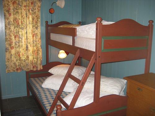 a pair of bunk beds in a bedroom at Gamlestugu hytte in Al