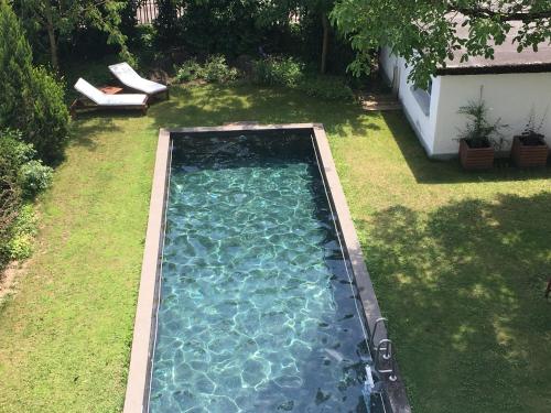 vista sul tetto di una piscina in un cortile di Habsburg B&B a Berna