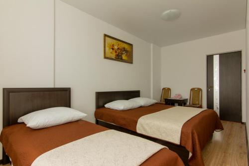 Ein Bett oder Betten in einem Zimmer der Unterkunft Rooms with Fortetsya View 2