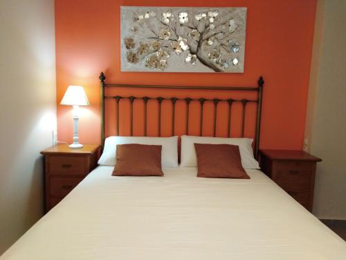 1 dormitorio con 1 cama grande y paredes de color naranja en PATACONA MARE NOSTRUM APARTMENT II, en Valencia