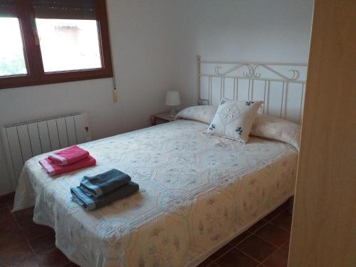 ein Schlafzimmer mit einem Bett mit zwei Handtüchern darauf in der Unterkunft Casa la Era in Salas Bajas