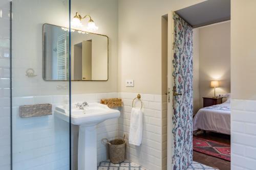 a bathroom with a sink and a shower at Alquería Calatrava B&B in Burriana