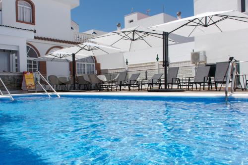 Bazén v ubytování Hotel Chipiona nebo v jeho okolí