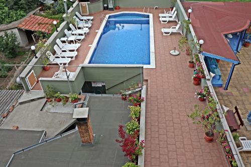 Výhled na bazén z ubytování Guest House Kostadinovi nebo okolí