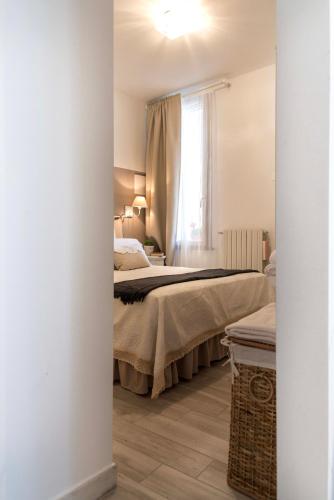 a bedroom with two beds and a window at Tosca's House in Palaia