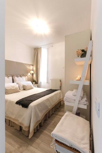 a bedroom with two beds in a room at Tosca's House in Palaia