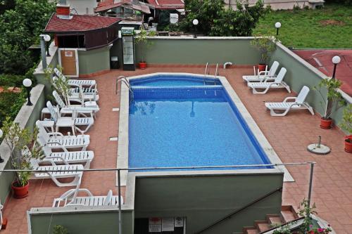 Výhled na bazén z ubytování Guest House Kostadinovi nebo okolí