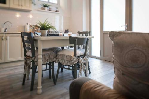 a kitchen with a table and chairs in a room at Tosca's House in Palaia