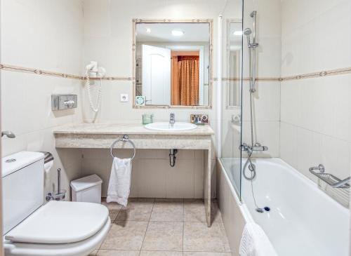 Un baño con inodoro, lavabo y bañera. en Ona Garden Lago, en Puerto de Alcudia