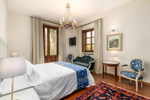 a bedroom with a bed and a table and chairs at Alquería Calatrava B&B in Burriana