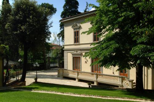a large white building with a bench in the yard at Residence Michelangiolo in Florence