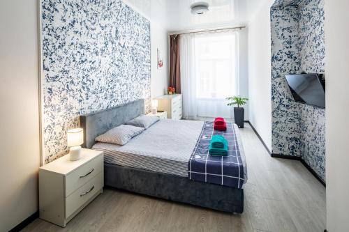 una camera con letto e TV di LeoApart near Rynok Square with 2 bedroom with balcony a Lviv