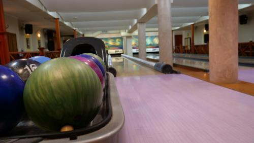 a bowling alley with a green bowling ball on the pins at Chicago Vendégház in Szentes