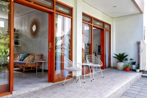 Un patio o zona al aire libre en The Sloth Bali