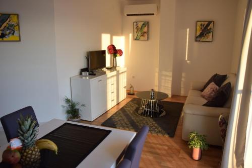a living room with a couch and a table at APP LU 5 in Novi Vinodolski