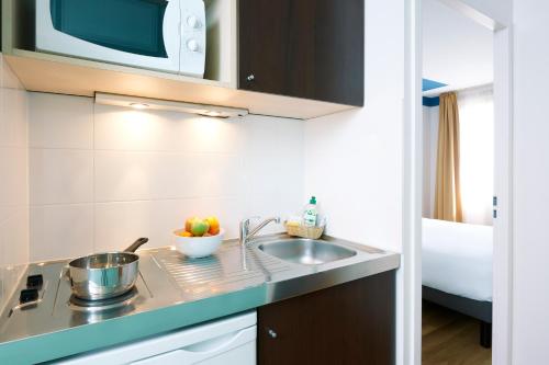 Una cocina o kitchenette en Aparthotel Adagio Access Strasbourg Illkirch