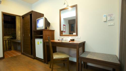 a room with a desk and a mirror and a sink at Dreamville Koh Phangan in Thongsala