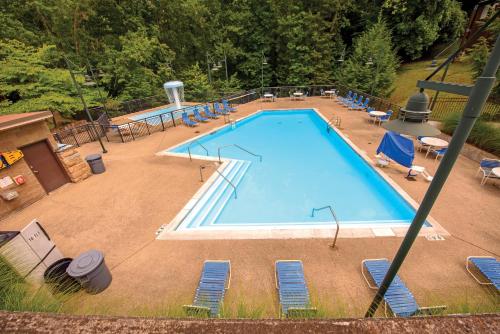 Výhled na bazén z ubytování Jenny Wiley State Resort Park nebo okolí