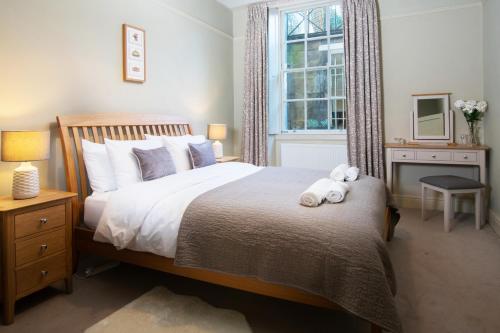 un dormitorio con una cama con dos animales de peluche en Stunning Royal Crescent Apartment with 3 Bedrooms, en Bath