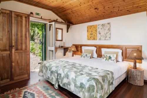 A bed or beds in a room at Quinta Devónia by An Island Apart