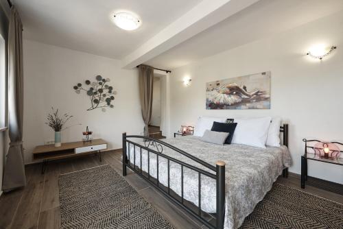 um quarto com uma cama com paredes brancas em Beach house Blue Lagoon em Okrug Gornji