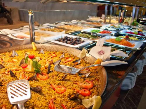 
a buffet table filled with lots of food at Hotel Servigroup Papa Luna in Peniscola

