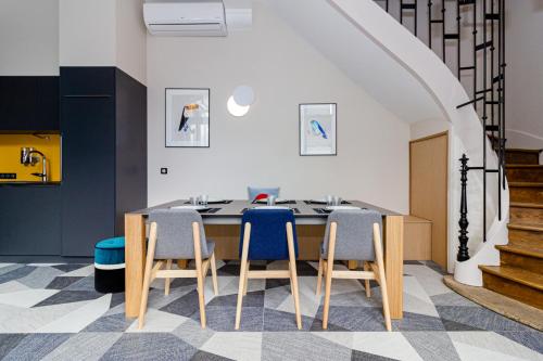 une salle à manger avec une table et des chaises dans l'établissement La Noctambulle Forum, à Reims