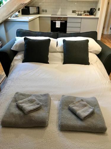 Postel nebo postele na pokoji v ubytování Apartment 4, 1 Laura Place