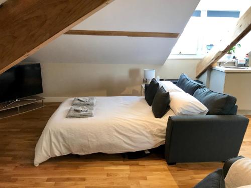 Postel nebo postele na pokoji v ubytování Apartment 4, 1 Laura Place