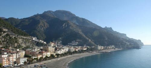a view of a beach with buildings on a mountain at La Kenzia Casa Vacanze in Maiori