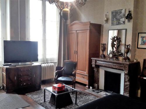 TV a/nebo společenská místnost v ubytování Maison de 1853
