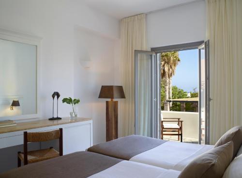 Postel nebo postele na pokoji v ubytování 9 Muses Santorini Resort