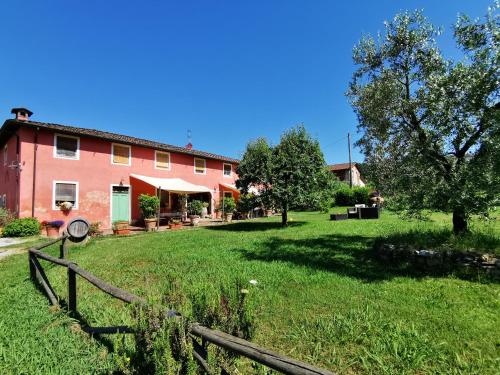 a house with a fence in the yard at Agriturismo Al Podere Di Rosa in Sant' Alessio