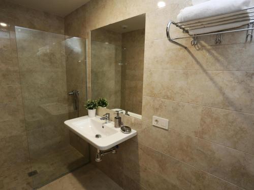 a bathroom with a sink and a shower at Apartamento turisticos Puente Romano P3 2-B in Salamanca