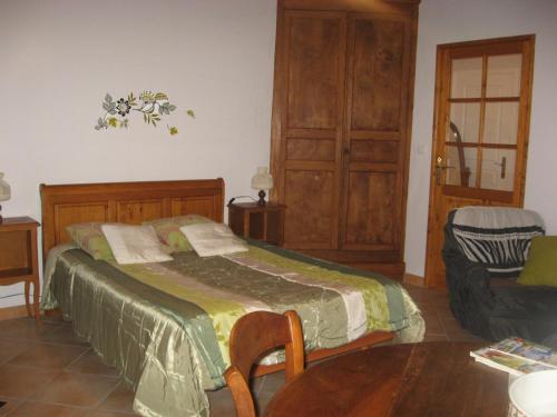 - une chambre avec un lit, une table et une chaise dans l'établissement les simons, à Soubran