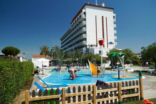 a large pool with people playing in it at Hotel Ibersol Playa Dorada in Comarruga