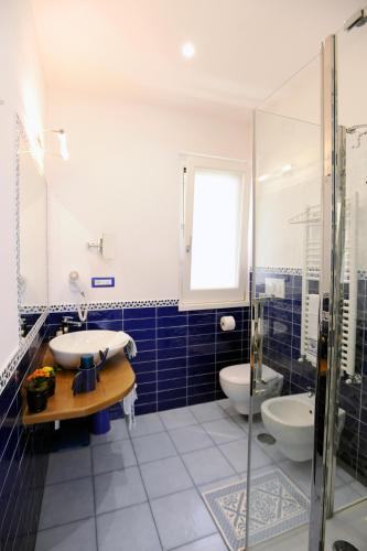 a bathroom with two sinks and a shower at La Kenzia Casa Vacanze in Maiori