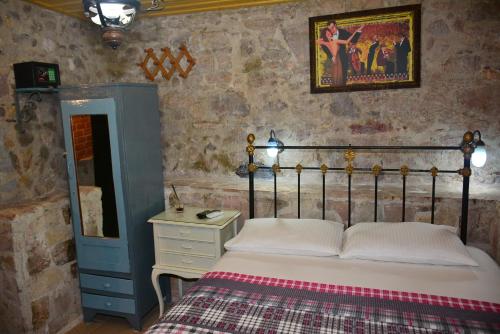 เตียงในห้องที่ Cunda Zehra Teyzenin Evi