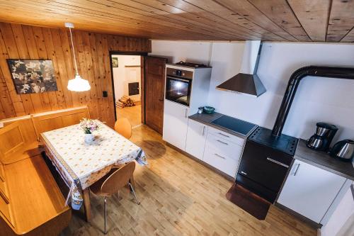 a kitchen and dining room with a table and a stove at Untersteinhaus in Aldino