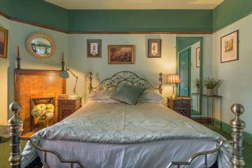 Una cama o camas en una habitación de Golden Eagle