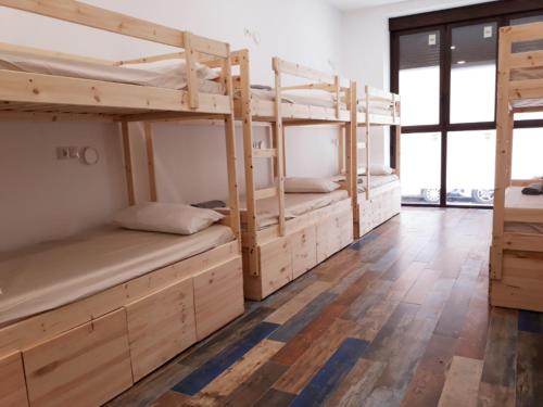 Divstāvu gulta vai divstāvu gultas numurā naktsmītnē Hub Hostel Seville