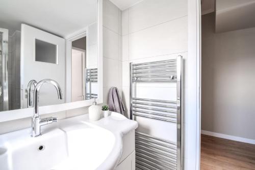 Penthouse 3BD apt w/ sea-view in Athenian Riviera