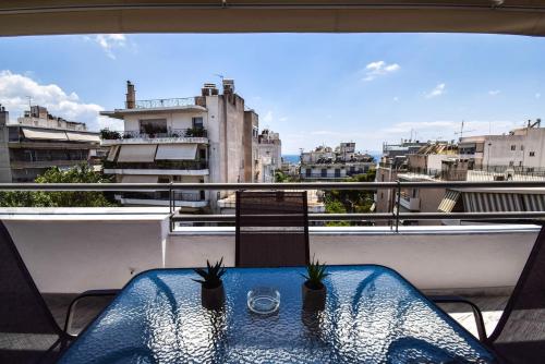 Penthouse 3BD apt w/ sea-view in Athenian Riviera