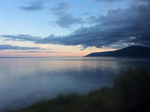 a large body of water with a cloudy sky at Auberge À La Chouenne in La Malbaie