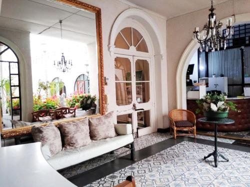 sala de estar con sofá y espejo en Hotel Español en San Fernando