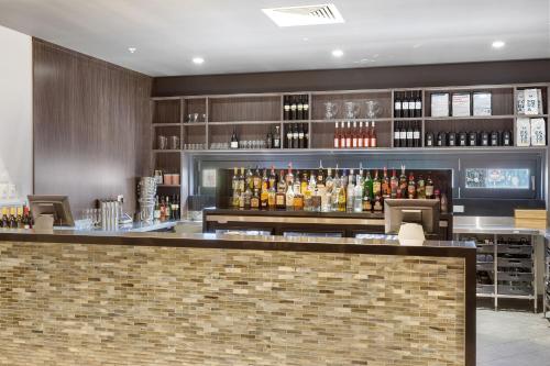 a bar with a lot of bottles of alcohol at Quality Hotel Lakeside in Bendigo