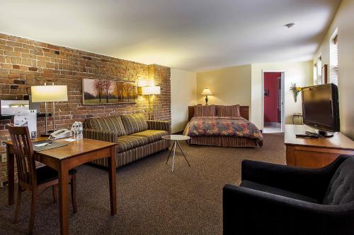 a hotel room with a couch and a bed at Auberge de La Fontaine in Montréal