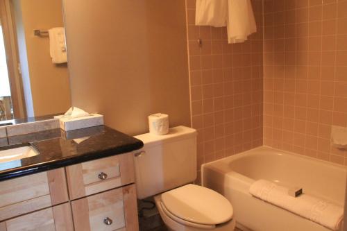 
A bathroom at Waterton Lakes Lodge Resort

