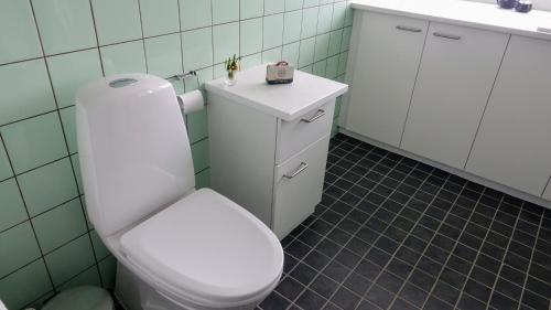 y baño con aseo blanco y lavamanos. en 2 rooms, private kitchen, bathroom, and garden., en Viby
