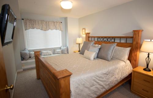 Ένα ή περισσότερα κρεβάτια σε δωμάτιο στο Mountain Lodge at Okemo